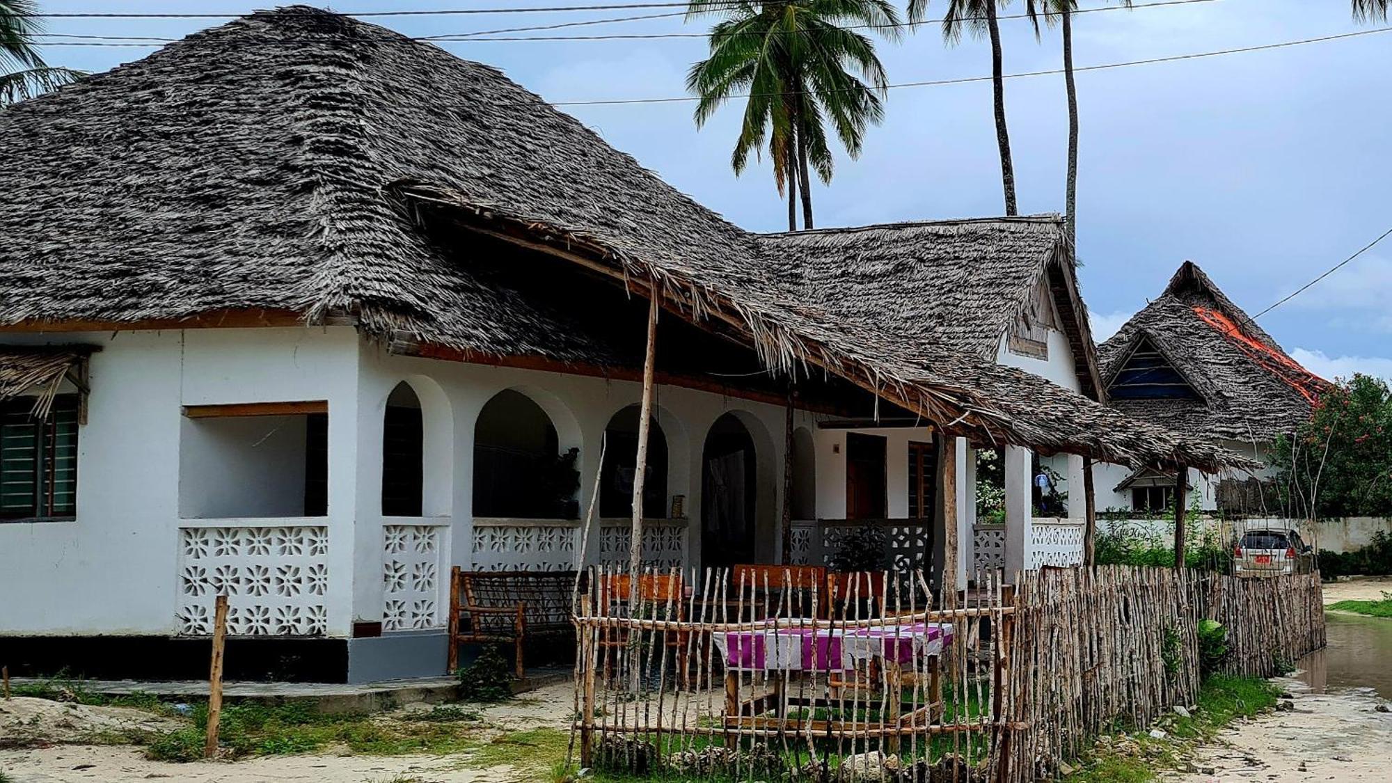 Afrobukuu House Hotel Paje Bagian luar foto